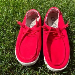 super cute, barely worn red hey dudes! ❤️ has really pretty design on the inside